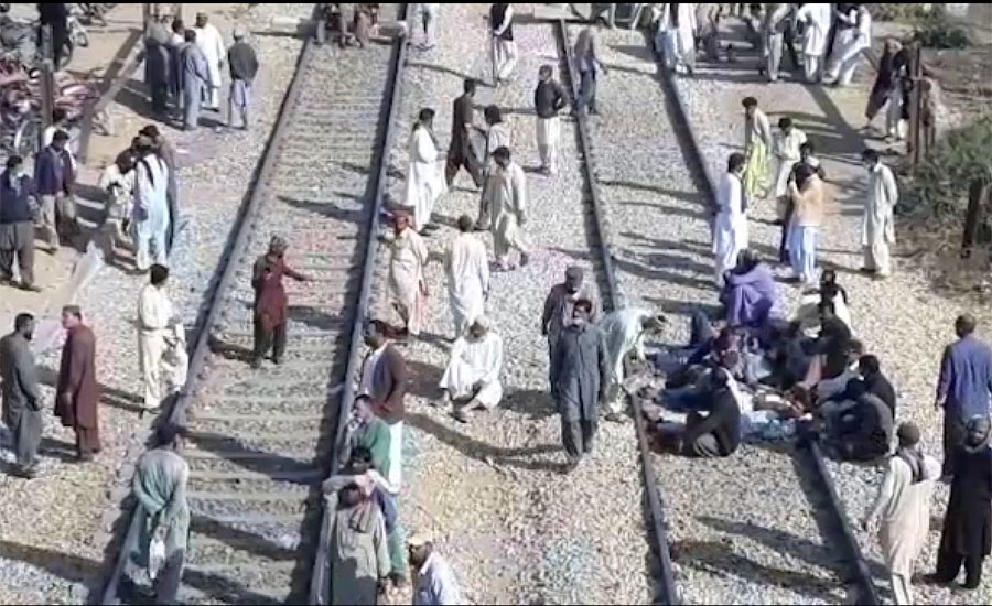 پاکستان اسٹیل ملز کے برطرف ملازموں کا کراچی میں ریلوے ٹریک پر احتجاج