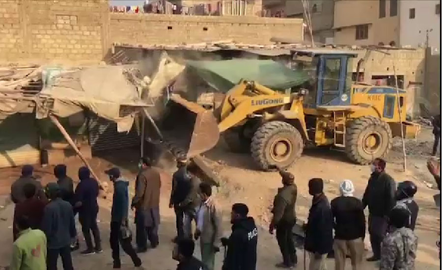 کراچی میں محمود آباد نالے کے اطراف منظور کالونی سے کورنگی تک غیرقانونی تعمیر گھر گرا دئیے گئے