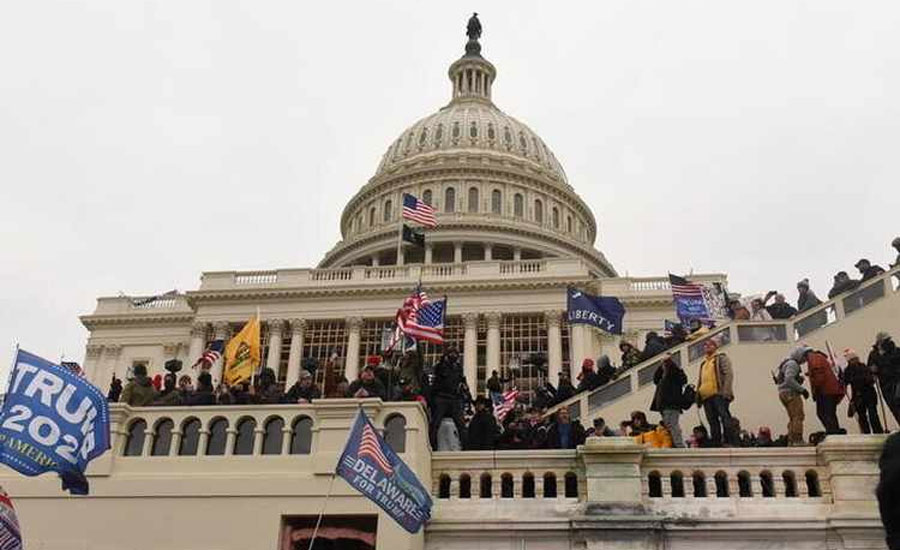 جوبائیڈن کی فتح کی تصدیق کا عمل ، ٹرمپ کے حامیوں نے کانگریس پر دھاوا بول دیا
