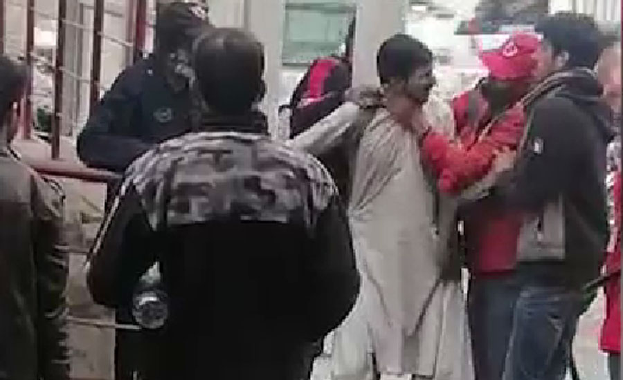 راولپنڈی میں معصوم شہری پر تشدد کا واقعہ ، 92 نیوز کی خبر پر 2 اہلکار نوکری سے فارغ
