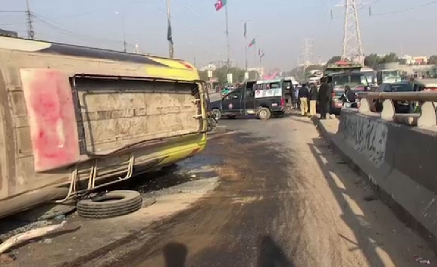 کراچی میں بلوچ کالونی پل پر اسکول وین الٹ گئی