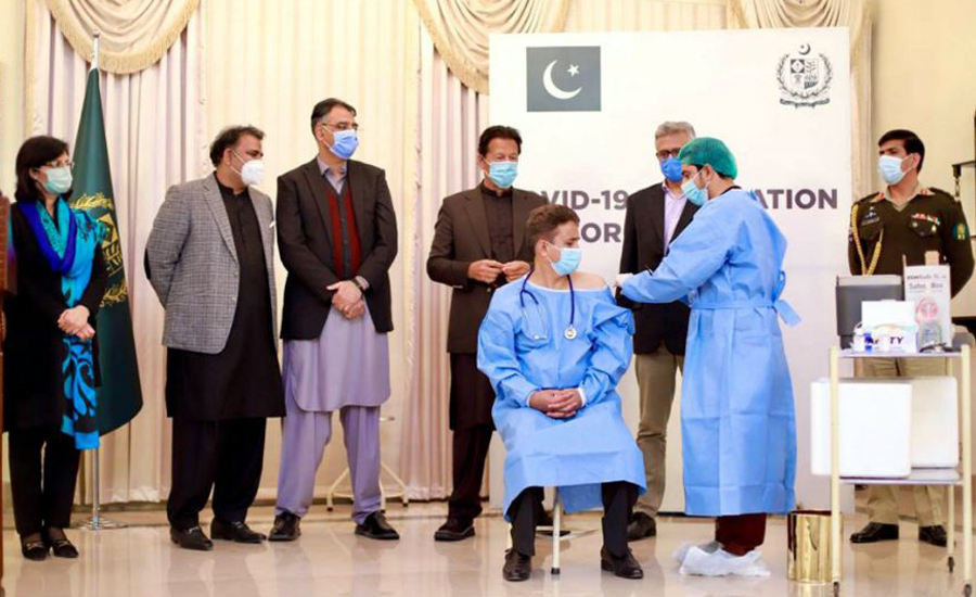 پاکستان میں کورونا ویکسی نیشن کا آغاز، طبی عملے کے رکن کو پہلی ڈوز  لگا دی گئی