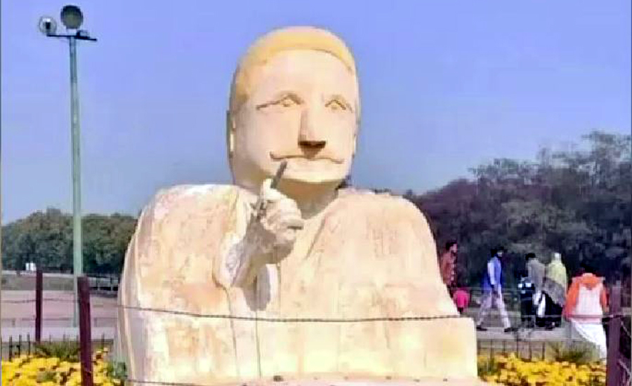 وزیراعلیٰ پنجاب کے نوٹس لینے پر علامہ اقبال کے مجسمے کو ہٹا دیا گیا