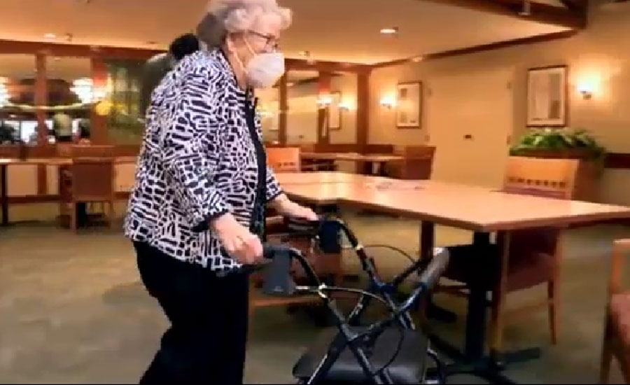 امریکا کی 103 سالہ معمر خاتون نے خوشی خوشی کورونا ویکسین کی ڈوز لگوائی