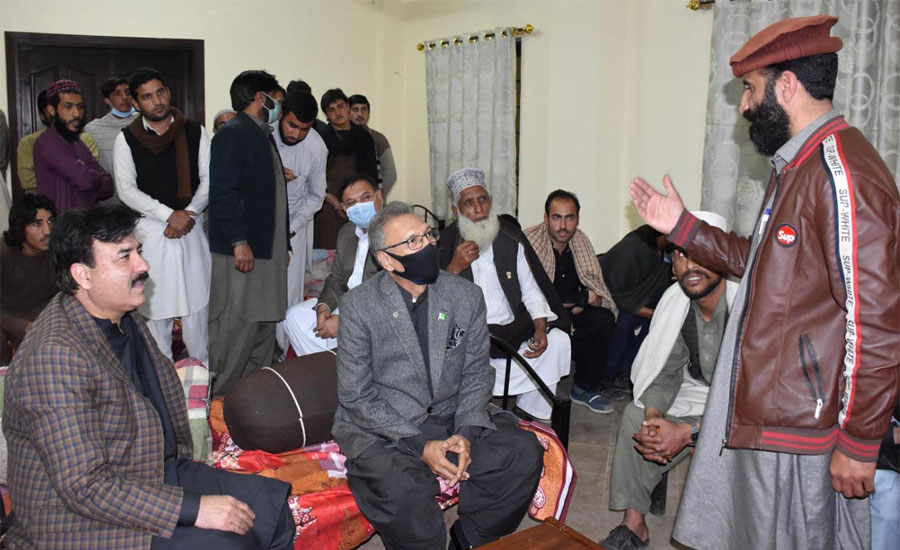 صدر عارف علوی کا پشاور میں پناہ گاہ کا اچانک دورہ ، افراد کے ساتھ کھانا بھی کھایا