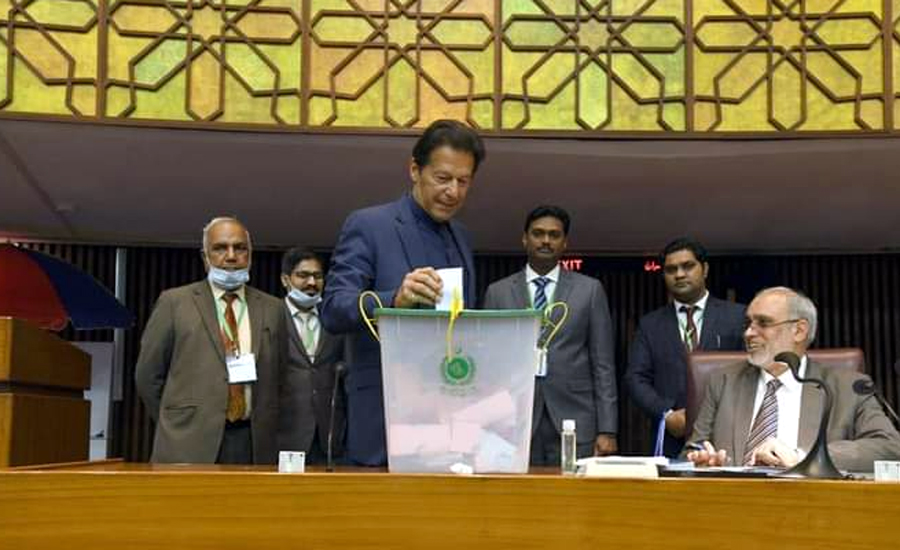 وزیر اعظم عمران خان نے اپنا ووٹ کاسٹ کرلیا
