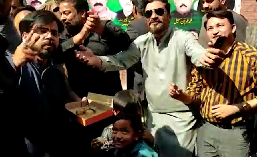 وزیراعظم پر اعتماد کا اظہار، لاہور سمیت مختلف شہروں میں پی ٹی آئی کارکنوں کا جشن