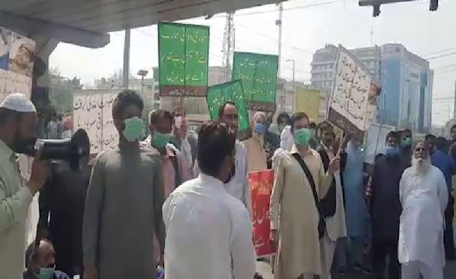 لاہور میں بلڈ کینسر کے مریضوں نے مفت ادویات بند ہونے پر میٹرو بس روک دی