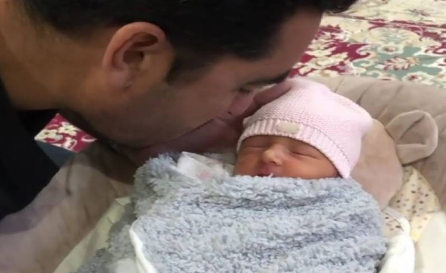 عمر گُل کی نومولود بیٹی زینب کے کان میں اذان دینے کی ویڈیو سوشل میڈیا پر وائرل