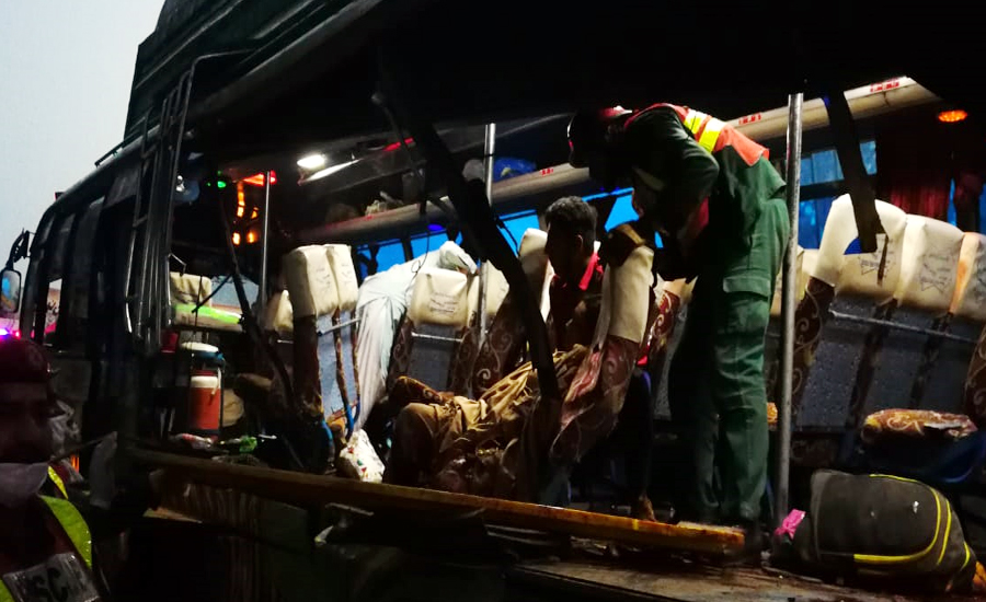 مرید کے ، مسافر بس اور ٹرالر میں تصادم ، 5افراد جاں بحق، 12 شدید زخمی