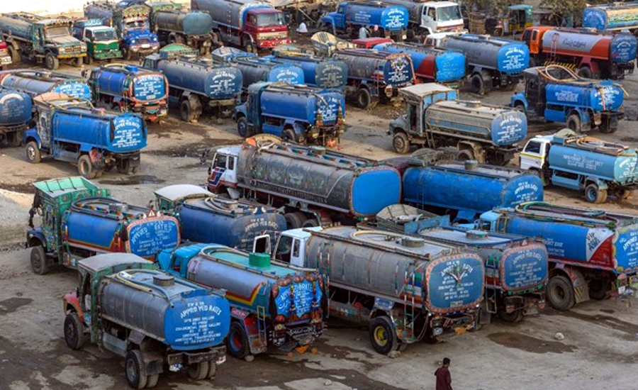 کراچی ، گزری انڈر پاس سے گزرنے والی پانی کی پائپ لائن ٹوٹنے سے ٹینکر مافیا کے مزے