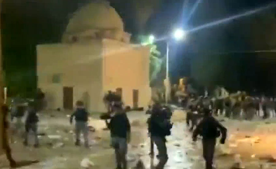 اسرائیلی مظالم کے خلاف فلسطینیوں کا مسجد اقصیٰ کے سامنے احتجاج ، قابض فورسز کی مظاہرین پر شیلنگ