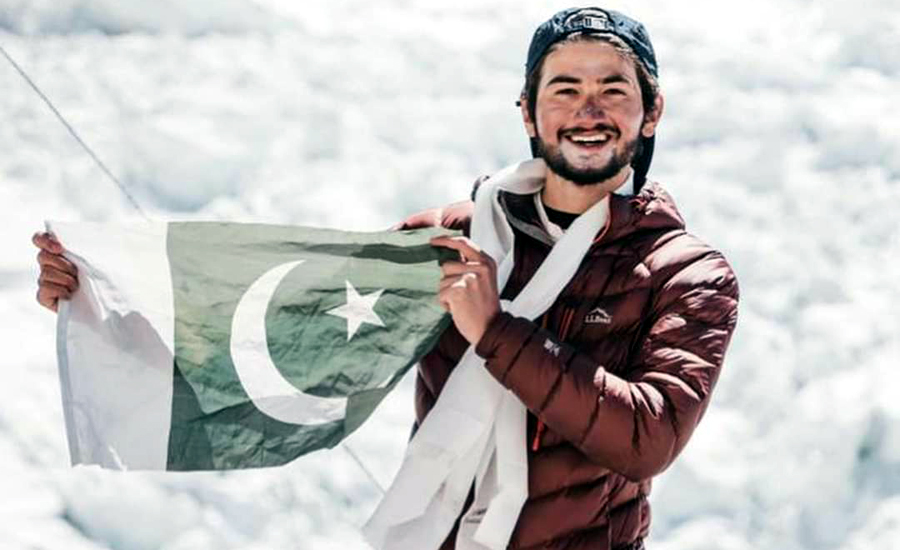 پاکستانی کوہ پیما شہروز کاشف نے ماؤنٹ ایورسٹ سرکر کے تاریخ رقم کر دی