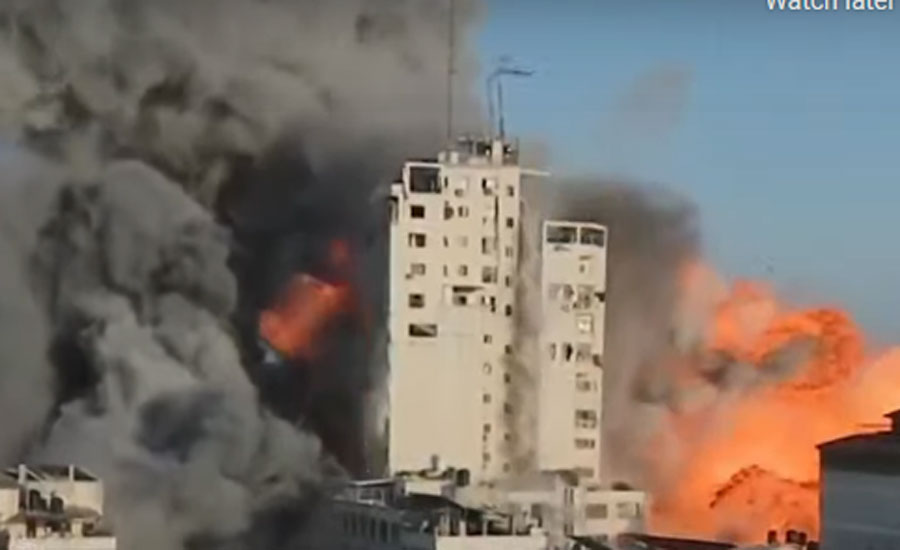 براہ راست نشریات کے  دوران اسرائیلی فضائی حملے سے ایک عمارت زمین بوس