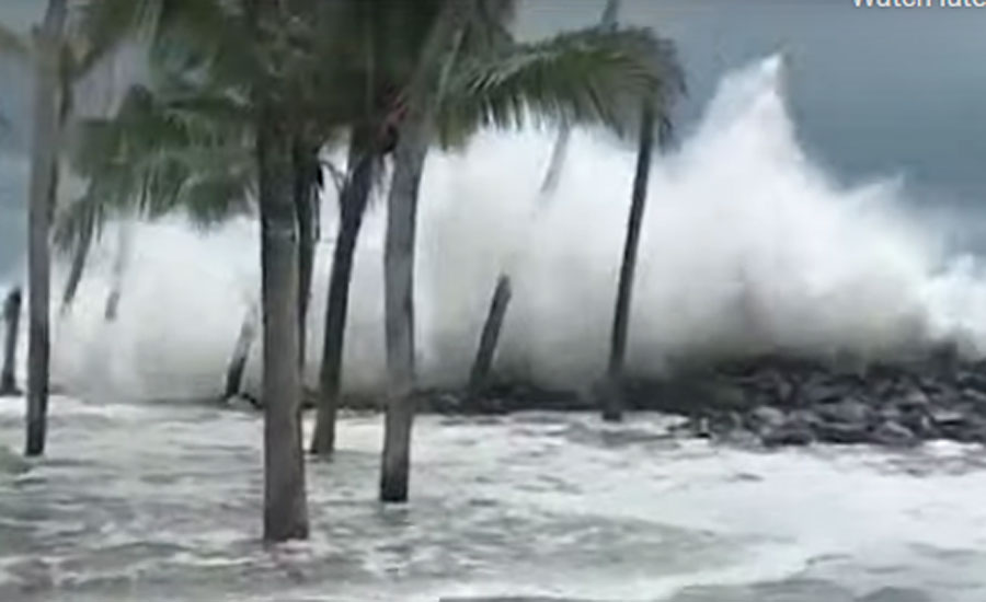 سمندری طوفان ٹاؤٹے بھارتی گجرات کے ساحل سے ٹکرا گیا