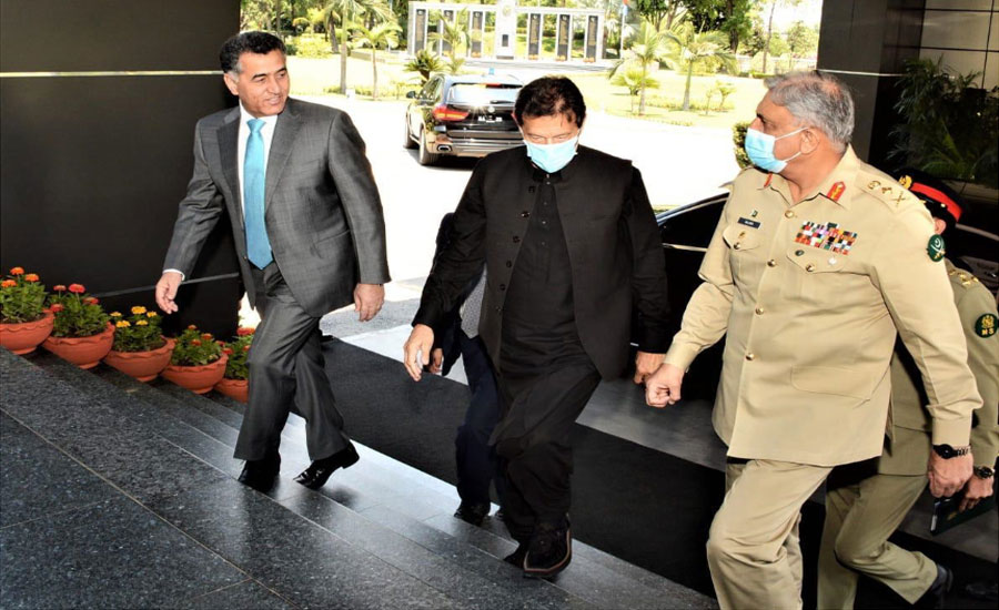 وزیراعظم عمران خان کا آئی ایس آئی ہیڈ کوارٹرز کا دورہ، ملکی سیکورٹی صورتحال پر بریفنگ
