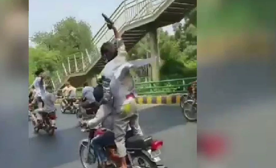 لاہور میں کینال روڈ پر موٹر سائیکل سوار نوجوانوں کی سرعام ہوائی فائرنگ