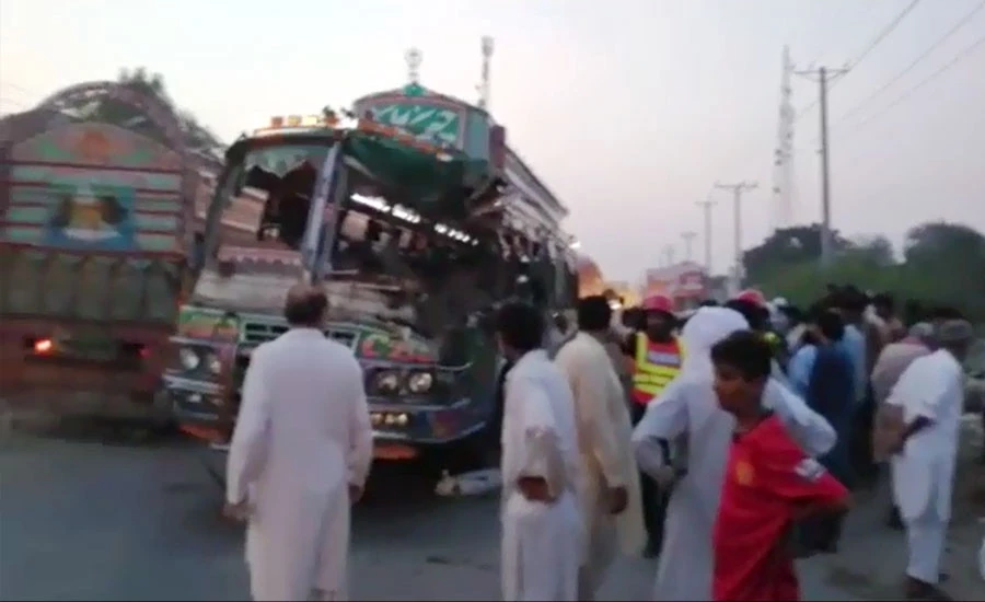 ٹوبہ ٹیک سنگھ، مسافر بس لوڈ ڈ ٹریلر سے ٹکرا گئی، 3 افراد جاں بحق، 12 زخمی