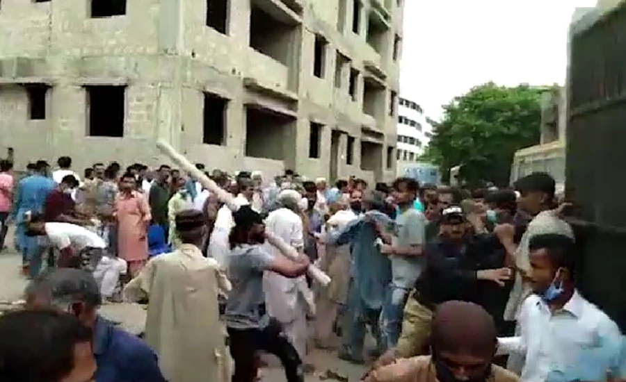 کورونا کا خوف ، کراچی کے ویکسی نیشن سنٹرز پر شہریوں  کا رش