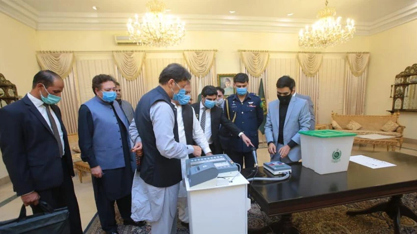 الیکٹرانک ووٹنگ مشین بنانے پر وزیراعظم کی شبلی فراز اور ان کی ٹیم کو مبارکباد