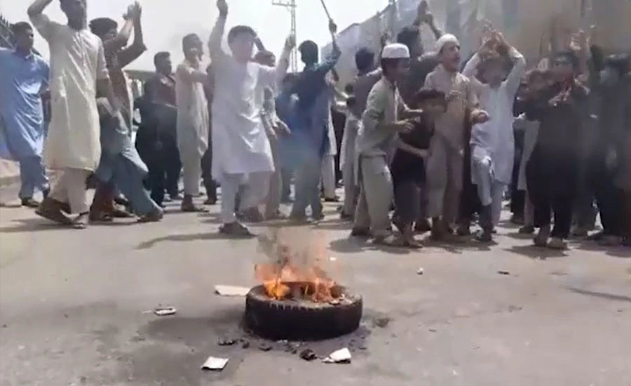 پشاور میں بجلی لوڈشیڈنگ کیخلاف مظاہرہ، مظاہرین نے ٹائر جلا کر جی ٹی روڈ بلاک کردی