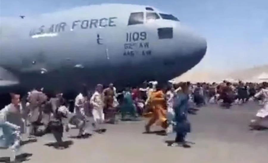 کابل ایئرپورٹ پر افغان شہریوں کی امریکی ایئرفورس طیارے کیساتھ بھاگتے ویڈیو وائرل