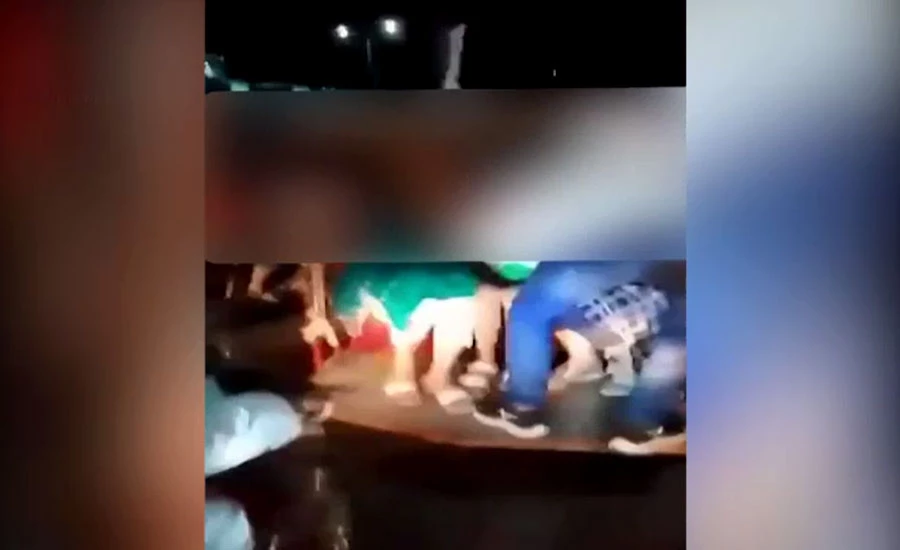 لاہور، رکشہ میں بیٹھی خواتین سے غیراخلاقی حرکت کی ویڈیو وائرل، ملزم کی شناخت