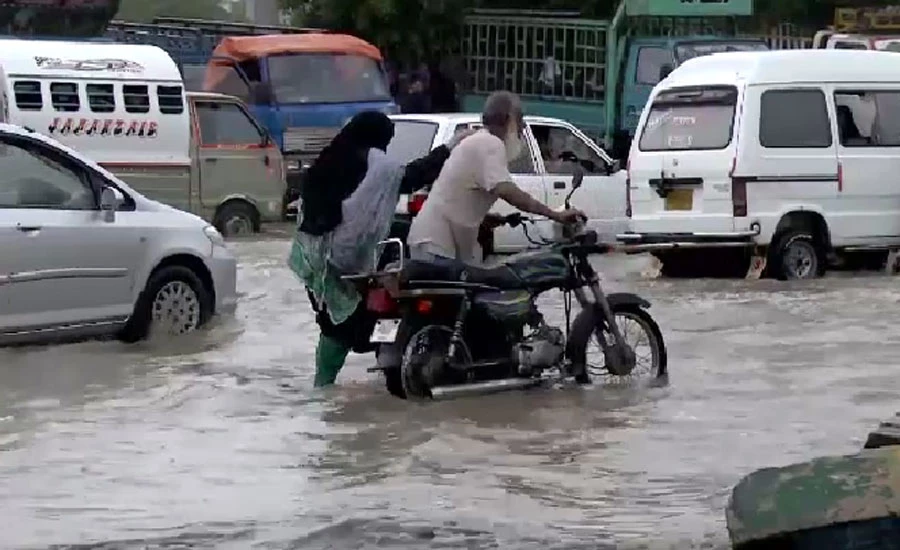کراچی میں مسلسل دوسرے روز بارش، سیوریج وبرسانی نالے اوور فلو، سڑکیں دھنس گئیں