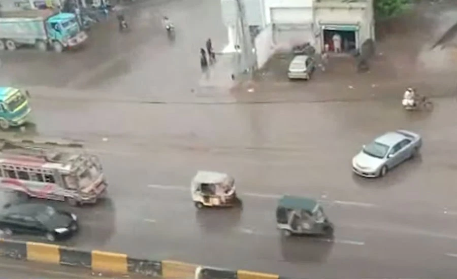 کراچی میں بادل پھر برس پڑے ، موسم خوشگوار ہونے سے شہریوں کے چہرے کھل اٹھے