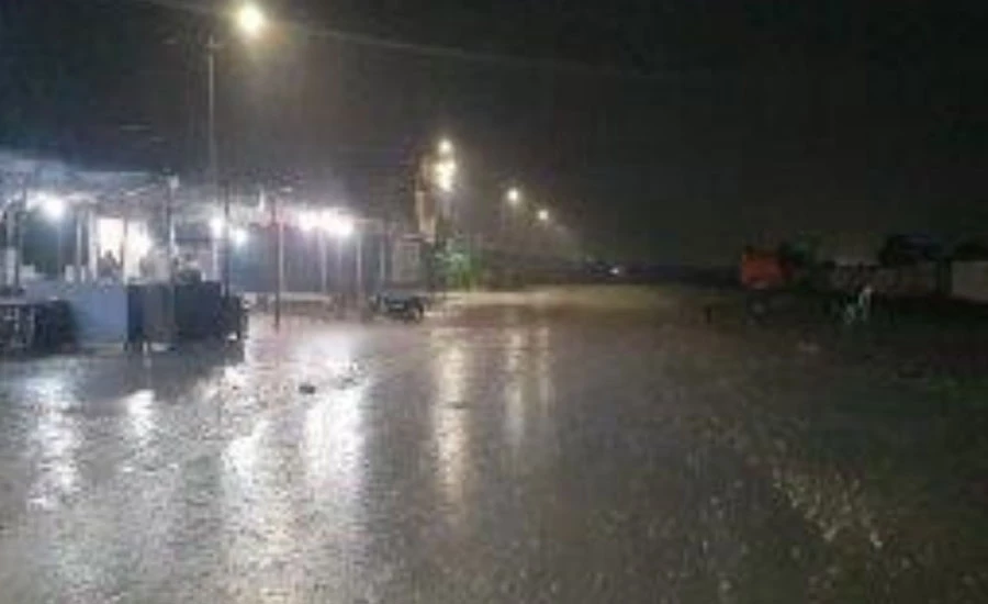 کراچی کے مختلف علاقوں میں گرج چمک کے ساتھ کہیں ہلکی اور کہیں تیز بارش