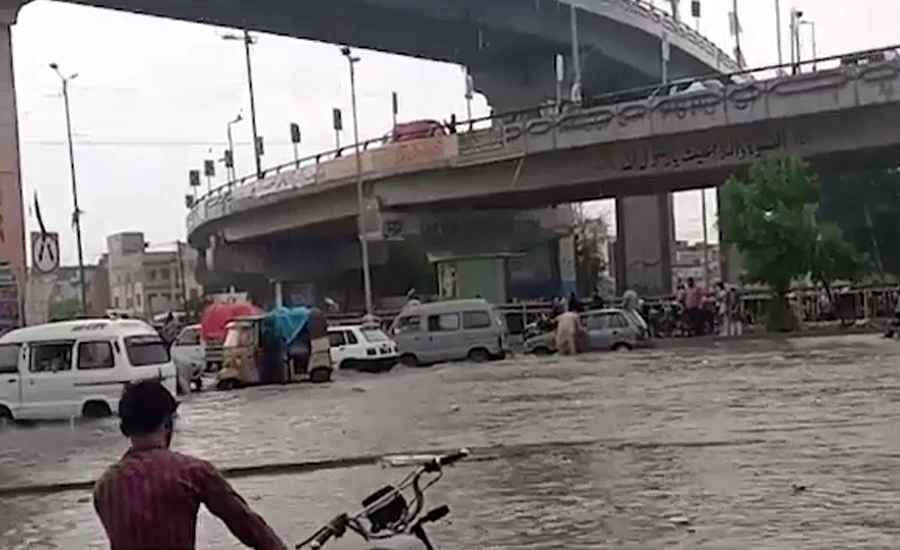 کراچی، مون سون کا چوتھا اسپیل، بادل برستے ہی سڑکوں پر پانی جمع