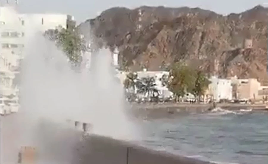 سمندری طوفان ’’شاہین‘‘ عمان کے ساحلوں سے ٹکراگیا