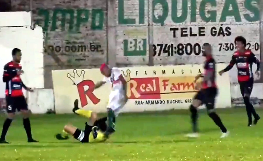 برازیل، فٹبالر نے فاؤل دینے پر میچ ریفری کو ٹانگ دے ماری
