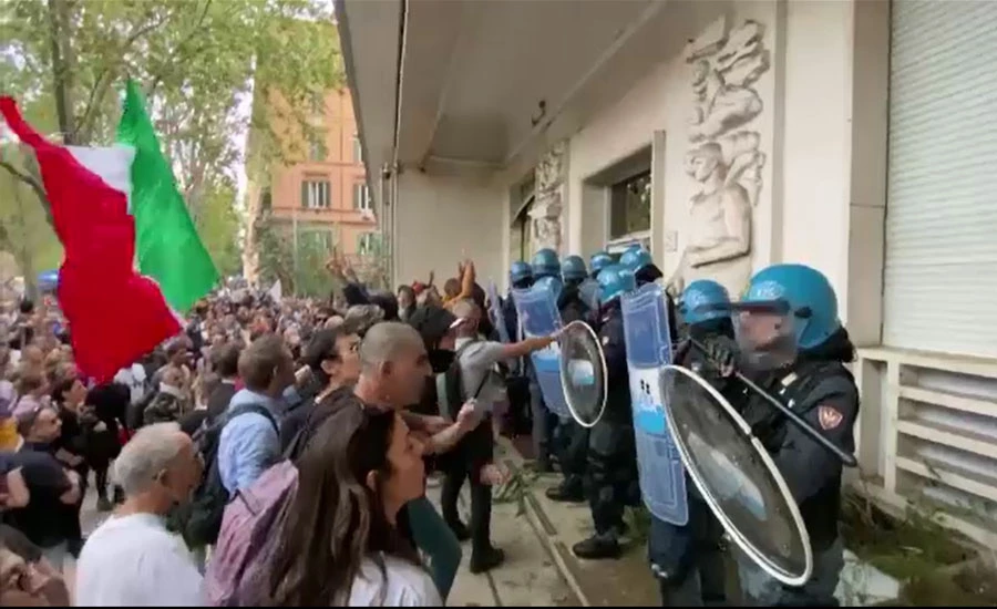 روم میں کورونا ویکسین کیخلاف احتجاج، پولیس کی مظاہرین پر آنسو گیس کی شیلنگ