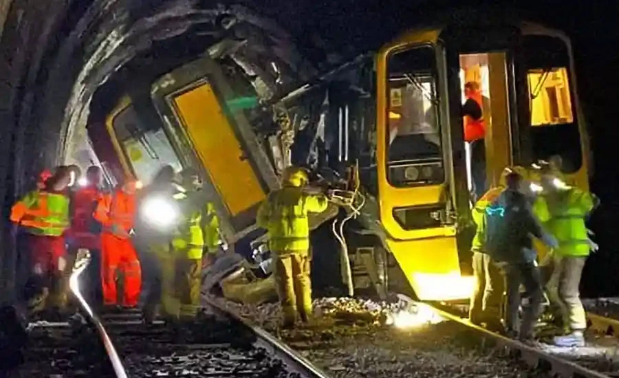 برطانیہ کے جنوب مغربی شہر سلسبری میں 2 ٹرینوں میں تصادم