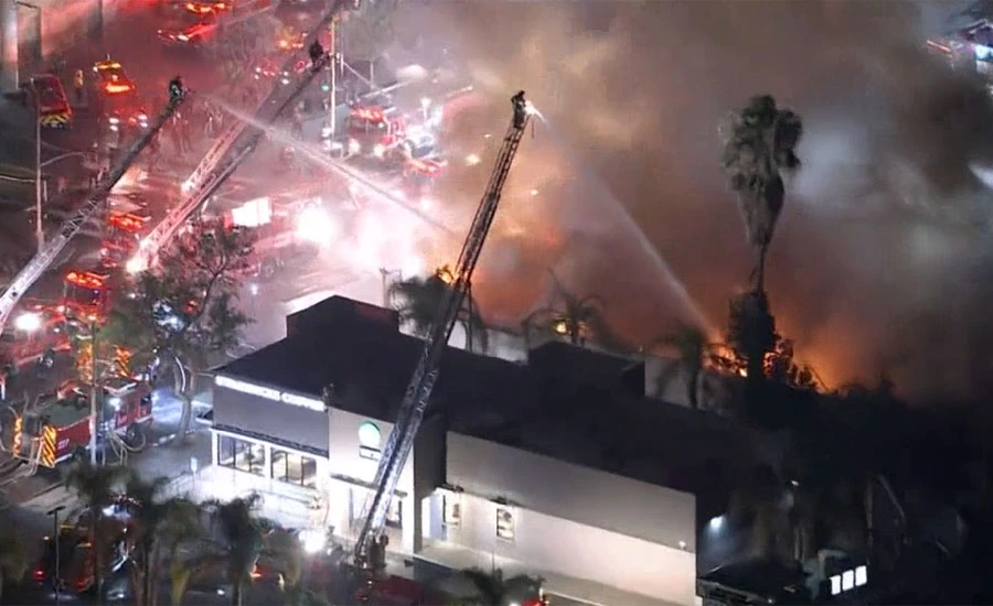 امریکا کے شہر لاس اینجلس میں شاپنگ مال میں آگ لگ گئی
