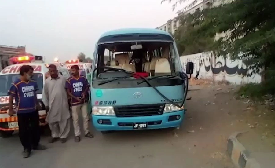 کراچی، لانڈھی بچہ جیل کے قریب بس اور کوسٹر میں تصادم، 3 جاں بحق، 9 زخمی