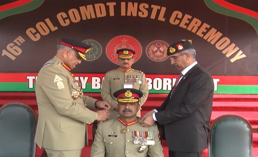 آرمی چیف نے کور کمانڈر کوئٹہ لیفٹیننٹ جنرل سرفراز علی کو کرنل کمانڈنٹ آزاد کشمیر رجمنٹ کے بیجز لگائے