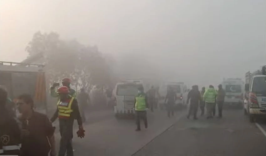دھند کے باعث لاہور میں موٹر وے پر بابو صابو انٹر چینج کے قریب ٹریفک حادثہ، 3 افراد جاں بحق