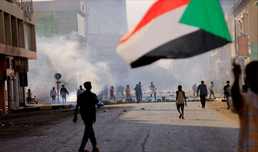 سوڈانی فورسز کی صدارتی محل کی جانب بڑھتے مظاہرین پر آنسو گیس کی شیلنگ