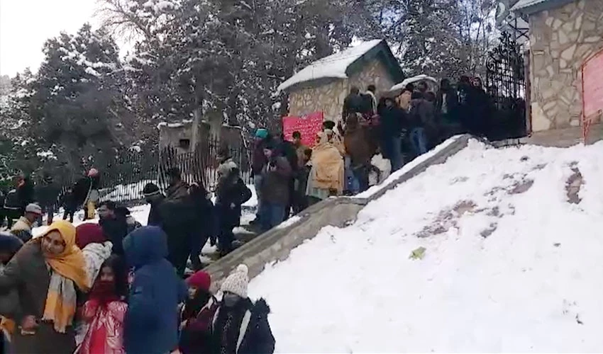 زیارت میں شدید برفباری، انتظامیہ اور پی ڈی ایم اے نے پھنسے سیاحوں کو نکال لیا