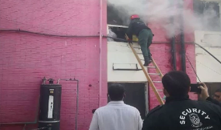 لاہور میں میو اسپتال کی ایمرجنسی کے تھرڈ فلور پر آتشزدگی