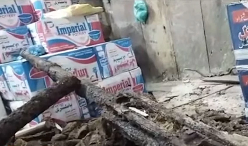کراچی کے اولڈ سٹی ایریا میں عمارت سے کئی سال پرانا زمین میں دبایا گیا اسلحہ برآمد