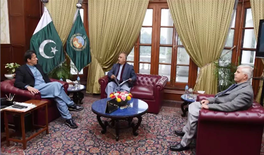 وزیراعظم سے پشاور میں گورنر اور وزیراعلیٰ خیبرپختونخوا کی ملاقات، انتظامی اُمور پر گفتگو