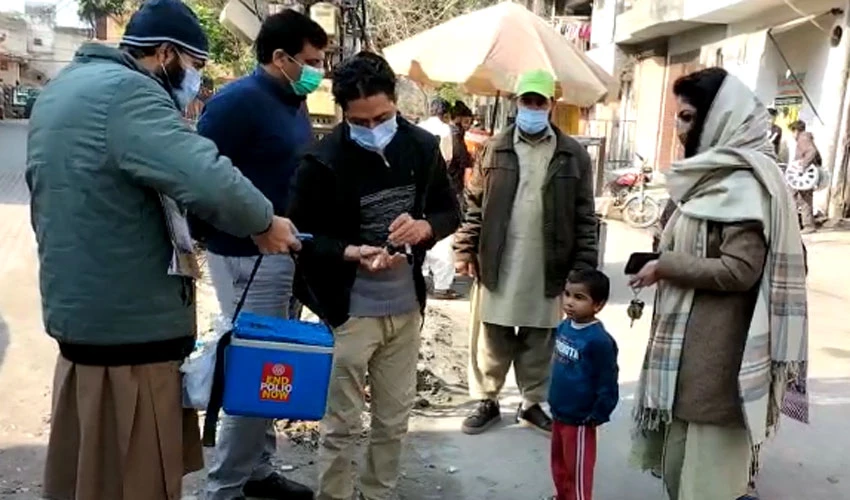 پنجاب کے نو اضلاع میں بچوں کو پولیو کے قطرے پلانے کا تیسرا روز