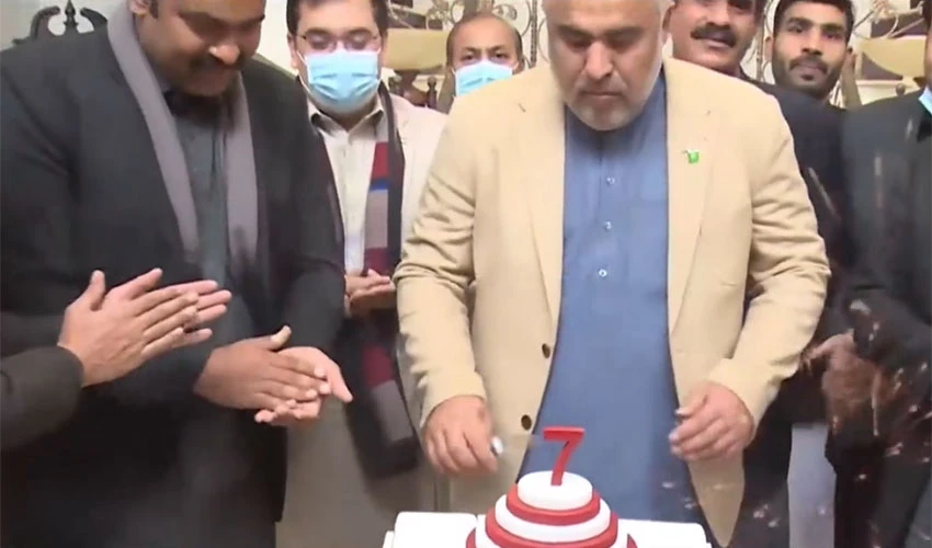 اسپیکر قومی اسمبلی اسد قیصر نے نائنٹی ٹو نیوز کی ساتویں سالگرہ کا کیک کاٹا