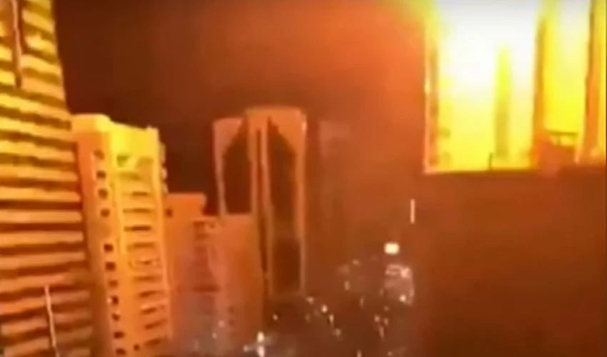 ابوظہبی کے علاقے ہمدان اسٹریٹ کی عمارت میں دھماکہ، دھوئیں کے بادل اٹھتے رہے