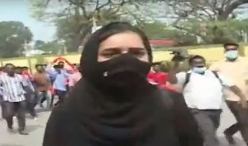 بھارتی ریاست کرناٹک میں مسلم طالبات کو حجاب پہننے پر پابندی کا معاملہ چیف جسٹس کرناٹک ہائیکورٹ کو بھیج دیا گیا
