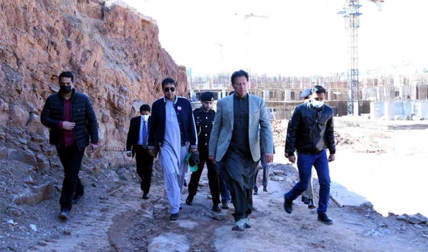 وزیرِاعظم عمران خان کا جی تھرٹین منصوبے کا بغیر پروٹوکول کے اچانک دورہ