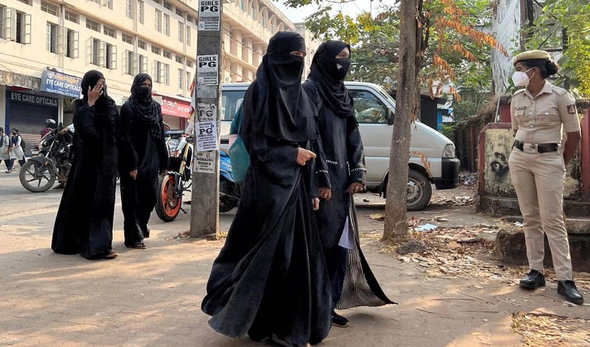 بھارت میں کرناٹک ہائی کورٹ نے مسلم طالبات کے حجاب پر پابندی کے خلاف درخواستیں خارج کر دیں